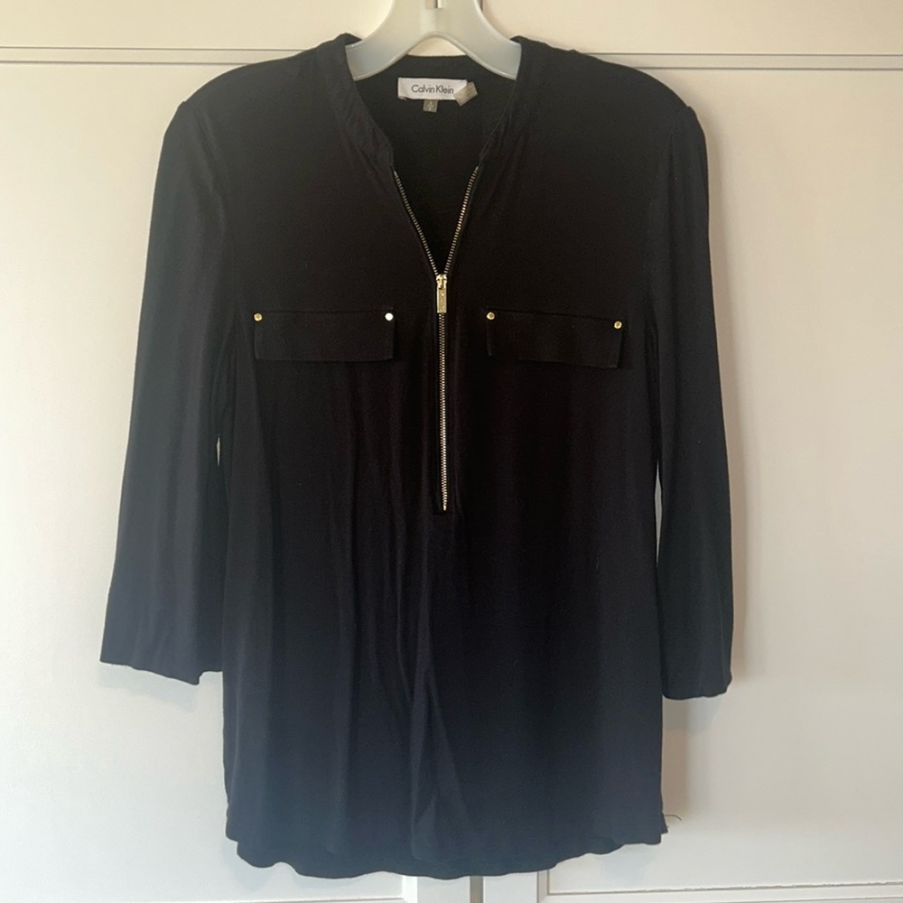 Calvin Klein Women’s black 3/4 sleeve zip front top w/ gold detail. Size Small